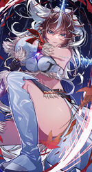  absurdres arknights belt black_belt blue_eyes boots breasts brown_hair closed_mouth commentary_request crop_top detached_sleeves fake_horns female highres horns kirin_(armor) kirin_r_yato_(arknights) large_breasts long_hair looking_at_viewer midriff monge_baby monster_hunter_(series) multicolored_hair short_sword single_sleeve solo sword thigh_boots thighs weapon yato_(arknights) 