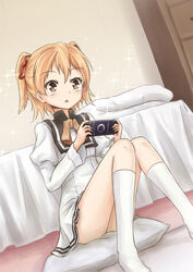  asakurashinji bed commentary_request dress female handheld_game_console ore_ga_ojou-sama_gakkou_ni_&quot;shomin_sample&quot;_toshite_rachirareta_ken photoshop_(medium) pillow playing_games playstation_portable sailor_dress school_uniform short_hair sitting socks solo sparkle tenkuubashi_aika two_side_up 