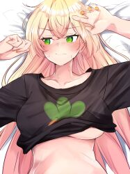  @_@ absurdres alternate_hairstyle bed_sheet black_shirt blonde_hair blush breasts closed_mouth collarbone dot_nose female gradient_hair green_eyes hair_between_eyes highres hololive large_breasts lips long_hair momosuzu_nene multicolored_hair nekko_(momosuzu_nene) okome_0628 orange_nails pink_hair print_shirt shirt solo sweat t-shirt underboob virtual_youtuber 