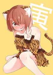  animal_ears animal_print bare_shoulders barefoot blush brown_hair chinese_zodiac commentary crop_top detached_sleeves female hair_over_one_eye highres hoshino_miyako_(wataten) knee_up looking_at_viewer mukunoki_nanatsu new_year open_mouth orange_shirt orange_skirt orange_sleeves print_shirt print_skirt print_sleeves red_eyes shirt short_hair simple_background sitting skirt smile solo strapless strapless_shirt sweat tail tiger_ears tiger_print tiger_tail translated v watashi_ni_tenshi_ga_maiorita! year_of_the_tiger yellow_background 