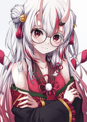  bare_shoulders bell black_kimono blush breasts cleavage closed_mouth commentary crossed_arms double_bun female frilled_sleeves frills glasses gradient_hair hair_bell hair_between_eyes hair_bun hair_ornament highres hololive horns japanese_clothes jingle_bell karashi_(asarikarasi) kimono kouhaku_nawa long_hair long_sleeves looking_at_viewer multicolored_hair nakiri_ayame nakiri_ayame_(1st_costume) oerba_yun_fang off_shoulder red_eyes red_hair rope shimenawa simple_background skin-covered_horns skin_fang smile solo streaked_hair tassel upper_body virtual_youtuber white_background white_hair 