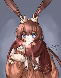  absurdres alternate_costume amiya_(arknights) animal_ear_fluff animal_ears arknights blush breath brown_hair brown_jacket brown_scarf carrot_hair_ornament commentary_request female food-themed_hair_ornament fringe_trim fur-trimmed_sleeves fur_trim grey_background hair_between_eyes hair_ornament highres jacket long_sleeves low_ponytail mittens omuretu_(butterroru) parted_lips ponytail puffy_long_sleeves puffy_sleeves rabbit_ears rabbit_hair_ornament scarf signature sleeves_past_wrists solo upper_body white_mittens 