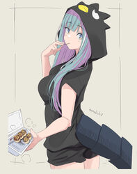  animal_hood aqua_hair artist_name black_jacket blue_eyes breasts commentary_request dango dragon_girl dragon_tail eating female food grey_background highres hood hooded_jacket jacket kichihachi la_peche_party looking_at_viewer medium_breasts multicolored_eyes multicolored_hair purple_hair shioumi_waka short_sleeves simple_background solo tail two-tone_hair virtual_youtuber wagashi yellow_eyes 