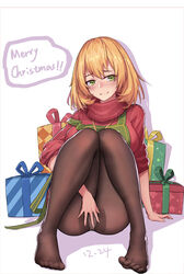  black_legwear blonde_hair box breasts chinese_commentary christmas commentary_request covering_crotch covering_privates feet female gift gift_box girls&#039;_frontline green_eyes highres knees_together_feet_apart knees_up looking_at_viewer medium_hair merry_christmas no_pants no_shoes official_alternate_costume panties panties_under_pantyhose pantyhose photoshop_(medium) px4_storm_(girls&#039;_frontline) px4_storm_(queen_of_x&#039;mas_morning)_(girls&#039;_frontline) red_sweater short_hair simple_background sitting smile sweater toes turtleneck turtleneck_sweater underwear white_background xian_yu_mo_ren 