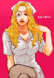  blonde_hair blue_eyes breasts cleavage commentary crossed_legs elle_driver eyepatch female hair_over_shoulder hand_in_own_hair hat highres kill_bill large_breasts long_hair looking_to_the_side ma2_ereki nurse nurse_cap pantyhose parted_bangs parted_lips pink_background shirt short_sleeves solo symbol-only_commentary upper_body wavy_hair white_shirt 