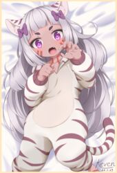  animal_costume animal_ear_fluff animal_ears animal_print arm_up artist_name barefoot bow chinese_zodiac claw_pose dark_skin eyebrows female grey_hair hairbow happy_new_year highres keven_(ewdx3754) lolicon long_hair looking_at_viewer lying new_year oerba_yun_fang on_back onesie open_mouth pink_eyes ribbon solo tail tiger_costume tiger_ears tiger_girl tiger_print tiger_tail tower_of_saviors white_tiger_print year_of_the_tiger 