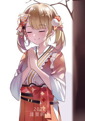  2022 blonde_hair blush closed_eyes closed_mouth commentary_request donggua_bing_cha facing_viewer female hair_ornament hakama hakama_skirt highres hololive japanese_clothes kazama_iroha kazama_iroha_(new_year) kimono long_sleeves medium_hair nengajou new_year official_alternate_costume orange_hakama own_hands_together praying simple_background skirt smile solo translated twintails upper_body virtual_youtuber white_background 