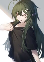  arknights black_eyes black_shirt commentary cowboy_shot eyebrows_visible_through_hair female gavial_(arknights) green_hair hair_ornament image_sample long_hair looking_away open_mouth ozeu0916 pointy_ears shirt short_sleeves solo standing sweat twitter_sample yellow_eyes 