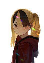  absurdres asymmetrical_hair black_hair blonde_hair blush cloak female guazi highres hood hooded_cloak multicolored_hair original red_eyes side_ponytail simple_background solo upper_body white_background 