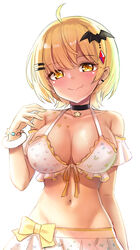  ahoge backlighting bare_shoulders bat_hair_ornament bikini black_choker blonde_hair blush breasts choker cleavage closed_mouth collarbone commentary_request fang_out female hair_between_eyes hair_ornament hairclip hand_up heart_bikini highres hololive hololive_summer_2022_swimsuit large_breasts navel oerba_yun_fang print_bikini short_hair simple_background skin_fang smile solo star_(symbol) swimsuit unname virtual_youtuber white_background white_bikini yellow_eyes yozora_mel 