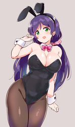  animal_ears arm_up bare_shoulders black_hairband black_leotard bow bowtie breasts brown_background brown_pantyhose cleavage commentary_request cowboy_shot detached_sleeves fake_animal_ears female green_eyes hair_ornament hair_scrunchie hairband head_tilt highres kurokawa_makoto large_breasts leotard long_hair looking_at_viewer love_live! love_live!_school_idol_project low_twintails open_mouth pantyhose pink_bow pink_bowtie playboy_bunny purple_hair rabbit_ears scrunchie simple_background smile solo tojo_nozomi twintails wrist_cuffs 