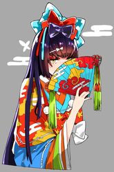  black_hair bow commentary_request covering_face cropped_torso fate/grand_order fate_(series) female grey_background hairbow hand_fan highres japanese_clothes karaginu_mo kimono layered_clothes layered_kimono naosuke_(morioka_shachuu) sei_shounagon_(fate) sei_shounagon_(third_ascension)_(fate) solo upper_body yellow_eyes 