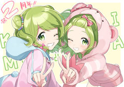  2girls animal_hood bangs_pinned_back bear_hood bear_tail bow braid commentary_request double_bun drawstring dual_persona green_eyes green_hair grin hair_bun hairbow highres hood hood_down hood_up hoodie long_sleeves looking_at_viewer morinaka_kazaki multiple_girls nijisanji one_eye_closed outline pink_bow pink_hoodie polka_dot polka_dot_bow shorts side_braid smile tail v virtual_youtuber white_outline yellow_background yuama_(drop) 