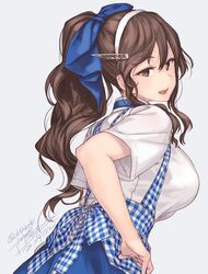  alternate_costume alternate_hairstyle apron artist_name ashigara_(kancolle) blue_apron blue_bow bow breasts brown_eyes brown_hair checkered_apron checkered_clothes commentary_request dated employee_uniform eyelashes female from_behind gingham gingham_apron grey_background hair_between_eyes hair_ornament hairband high_ponytail kantai_collection kobeya kobeya_uniform large_breasts long_hair looking_at_viewer looking_back oerba_yun_fang open_mouth pink_lips ponytail rokuwata_tomoe short_sleeves signature simple_background smile solo twitter_username uniform upper_body waitress wavy_hair white_hairband 