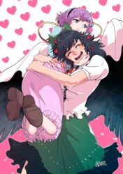  2girls akutsu_(demodori) bird_wings black_hair black_wings bow chest_jewel green_bow green_skirt hair_ornament hairband happy heart heart_background heart_hair_ornament heart_of_string hug komeiji_satori multiple_girls reiuji_utsuho skirt teeth touhou wings yuri 