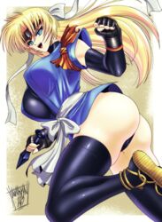  absurdres artist_name ass blonde_hair blue_eyes breasts clenched_hand commentary danmakuman female fingerless_gloves gloves headband highres holding holding_weapon japanese_clothes kunai large_breasts leg_up leotard leotard_under_clothes long_hair looking_at_viewer martial_champion ninja open_mouth racheal reverse_grip sandals shiny_skin signature simple_background smile solo teeth thighhighs thighs turtleneck upper_teeth_only weapon 