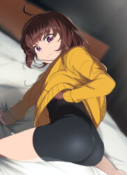  absurdres ahoge ass bike_shorts black_bodysuit bodysuit bodysuit_under_clothes brown_hair commentary_request female highres hood hoodie linne_(under_night_in-birth) looking_at_viewer on_bed purple_eyes revision short_hair solo touniyuu under_night_in-birth yellow_hoodie 