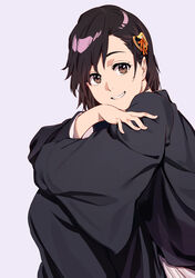  androgynous black_hair black_kimono bleach brown_eyes crossed_arms female from_side grey_background grin hair_ornament hair_ribbon highres hinamori_momo ibaraki_shun japanese_clothes kimono long_sleeves looking_at_viewer orange_ribbon ribbon short_hair simple_background sitting smile solo 