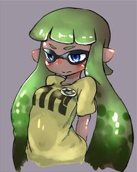  arms_behind_back blue_eyes blush breasts commentary_request dark-skinned_female dark_skin female green_hair highres inkling inkling_girl inkling_player_character long_hair pointy_ears shirt small_breasts solo splatoon_(series) splatoon_1 t-shirt tentacle_hair upper_body yeti_(mu_kaiten) 