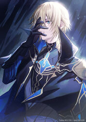  1boy black_gloves black_jacket black_shirt blonde_hair blue_eyes commentary_request coyucom dainsleif_(genshin_impact) eyebrows_hidden_by_hair genshin_impact gloves hair_between_eyes hand_on_own_face hand_up highres jacket long_sleeves looking_away male_focus open_clothes open_jacket parted_lips pixiv_id shirt solo 