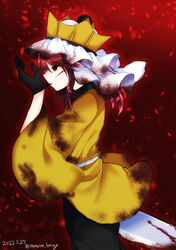  1other androgynous belt black_gloves black_pants black_shirt blood blood_on_clothes commentary_request cowboy_shot crown from_side gloves highres jacket len&#039;en long_hair long_sleeves ooya_kunimitsu other_focus ougi_hina pants profile red_background red_eyes red_hair shirt solo white_belt wide_sleeves yellow_jacket 