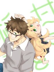  1boy :o amaama_to_inazuma back-to-back barefoot black_hair black_shirt blonde_hair commentary_request father_and_daughter female glasses green_background green_eyes grey_shirt inuzuka_kouhei inuzuka_tsumugi lolicon long_hair looking_at_viewer looking_back open_mouth red_shorts shirt short_hair shorts simple_background smile terrain_(shorizon) twintails white_background 