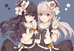  2girls :d amamiya_chiharu black_bow black_dress black_hair blue_background bow closed_mouth commentary_request dress duplicate gloves grey_hair hair_between_eyes hand_up hat hat_bow long_hair looking_at_viewer minus_sign multiple_girls oerba_yun_fang open_mouth original photoshop_(medium) pixel-perfect_duplicate plus_sign purple_eyes sailor_collar shirt short_sleeves simple_background smile star_(symbol) striped striped_bow tilted_headwear top_hat v very_long_hair white_bow white_gloves white_hair white_headwear white_sailor_collar white_shirt yellow_eyes 