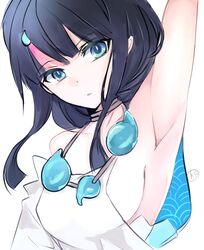  arm_up armpits bare_shoulders black_hair blue_eyes blush breasts collarbone commentary dress fate/grand_order fate/requiem fate_(series) female highres jewelry kankitsu_kei large_breasts long_sleeves looking_at_viewer magatama magatama_hair_ornament medium_hair multicolored_hair necklace parted_lips pink_hair puffy_long_sleeves puffy_sleeves seigaiha sideboob sideless_outfit sidelocks simple_background solo streaked_hair utsumi_erice white_background white_dress 