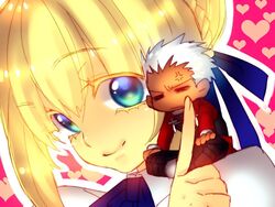  1boy archer_(fate) artoria_pendragon_(fate) blonde_hair blue_eyes commentary_request die_(f_mega) fate/stay_night fate_(series) female mini_person miniboy saber_(fate) short_hair smile tan white_hair 