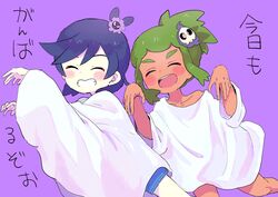  2boys :d alternate_costume black_hair blue_shorts blush closed_eyes collarbone commentary_request dark-skinned_male dark_skin duskull elio_(pokemon) gastly green_hair grin hau_(pokemon) highres male_focus mikanbako_(aitatadon3) multiple_boys open_mouth pokemon pokemon_sm purple_background shirt shorts simple_background smile teeth tongue translation_request upper_teeth_only white_shirt 