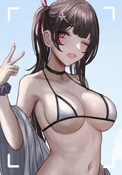  ;d bare_shoulders bikini black_choker black_hair blue_background blush breasts choker cleavage collarbone commentary english_commentary female hair_ornament hair_ribbon hairclip hand_up highres looking_at_viewer navel one_eye_closed original pink_eyes pink_ribbon ribbon selcky sideboob simple_background smile solo swimsuit underboob upper_body v white_bikini 