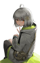  ahoge arknights bag black_thighhighs brown_eyes commentary_request female from_behind grey_hair grey_jacket hair_between_eyes hair_ornament hand_up highres hood hood_down hooded_jacket jacket korean_commentary looking_at_viewer looking_back one_side_up parted_lips polyvora scene_(arknights) shoulder_bag simple_background single_thighhigh sitting solo thighhighs v white_background 