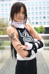  backless bleach cosplay highres photo ponytail shihouin_yoruichi sleeveless tooru tooru_(cosplayer) 