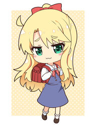  :3 ahoge backpack bag blonde_hair blue_dress blush bow bowtie brown_footwear chibi dotted_background dress female full_body green_eyes hairbow himesaka_noa holding_strap long_hair looking_at_viewer pila-pela randoseru red_bow sailor_collar sailor_dress school_uniform shoes smug socks solo standing watashi_ni_tenshi_ga_maiorita! white_sailor_collar white_socks yellow_background 