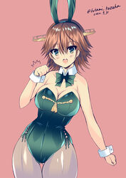  animal_ears bow bowtie breasts brown_hair cleavage commentary_request cowboy_shot dated detached_collar female flipped_hair futami_kazuha green_bow green_bowtie green_eyes green_leotard grey_pantyhose hairband headgear hiei_(kancolle) kantai_collection large_breasts leotard looking_at_viewer open_mouth orange_background pantyhose playboy_bunny rabbit_ears round_teeth short_hair simple_background smile solo teeth twitter_username upper_teeth_only wrist_cuffs 