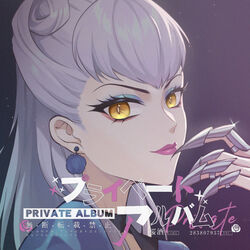  black_choker blue_eyeshadow chinese_commentary choker claws closed_mouth commentary_request cover earrings english_text evelynn_(league_of_legends) eyeshadow female glint grey_hair jewelry k/da_(league_of_legends) kuooooaiq league_of_legends long_hair makeup partial_commentary purple_lips red_eyeshadow smile solo upper_body yellow_eyes 