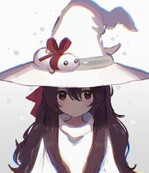  black_hair blush borrowed_character chromatic_aberration creature_on_head dress female gregor_(tsurunoka) hair_ribbon hat highres lead_white_(tsurunoka) long_hair looking_at_viewer noamem original red_ribbon ribbon shadow solo upper_body white_dress white_hat witch_hat 