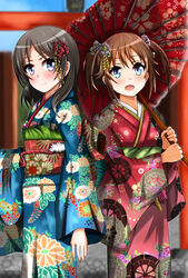  2girls black_hair blue_eyes blue_kimono brown_hair china_moeka commentary_request floral_print happy_new_year high_school_fleet highres japanese_clothes kimono kuromi_(kuromityuntyun) looking_at_viewer misaki_akeno multiple_girls new_year oil-paper_umbrella open_mouth red_kimono short_hair smile standing torii twintails umbrella wheel_print 