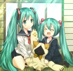  &gt;_&lt; 2girls :&lt; animal_ears aqua_eyes aqua_hair bad_id bad_pixiv_id blazblue cat_ears chibi_miku closed_eyes hatsune_miku hood hoodie kaka_kittens long_hair multiple_girls open_mouth reko_(torinegi) school_uniform serafuku siblings sisters sitting skirt smile twintails very_long_hair vocaloid window 