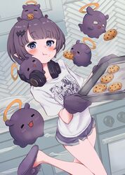  =_= animal_on_head blunt_bangs blush chocolate_chip_cookie cookie dutch_angle eating english_commentary female food food_on_face hair_ornament halo hatanaka_marie headphones headphones_around_neck highres holding holding_tray hololive hololive_english indoors kitchen kitchen_range looking_at_viewer mole mole_under_eye ninomae_ina&#039;nis ninomae_ina&#039;nis_(loungewear) official_alternate_costume on_head oven_mitts purple_eyes purple_hair shirt short_hair slippers standing standing_on_one_leg stove takodachi_(ninomae_ina&#039;nis) tray virtual_youtuber white_shirt 