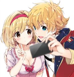  1boy :d akina_tsukako blonde_hair blue_eyes blurry blush breasts brown_eyes cellphone cleavage commentary_request depth_of_field djeeta_(granblue_fantasy) feather_(granblue_fantasy) female fingernails frilled_sleeves frills granblue_fantasy hairband hand_on_another&#039;s_shoulder heads_together heart holding holding_phone leaning_on_person long_hair long_sleeves looking_at_another medium_breasts open_mouth phone pink_hairband selfie short_hair short_sleeves sideways_glance simple_background smartphone smile taking_picture upper_body v v-shaped_eyebrows white_background 