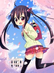  aged_down backpack bad_id bad_pixiv_id bag black_hair female flute instrument k-on! kurou_(quadruple_zero) long_hair looking_back nakano_azusa oerba_yun_fang painttool_sai_(medium) randoseru recorder red_eyes solo thighhighs twintails 