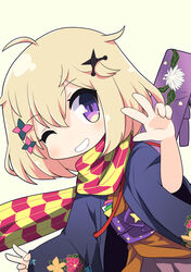  ahoge blonde_hair blush brown_background brown_kimono brown_skirt chibi chigachishi-jou_(oshiro_project) commentary female grin hair_between_eyes hair_ornament hand_up japanese_clothes kimono kunai obi one_eye_closed open_clothes osaragi_mitama oshiro_project:re pleated_skirt purple_eyes sash scarf simple_background skirt smile solo w weapon yagasuri 