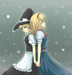  2girls alice_margatroid back-to-back blonde_hair commentary_request hiiragi_mitsuna holding_hands kirisame_marisa multiple_girls snow touhou tsundere 