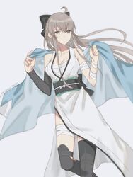  ahoge artist_name asymmetrical_legwear asymmetrical_sleeves bandaged_arm bandaged_leg bandages black_bow black_sleeves black_thighhighs bow breasts brown_eyes cleavage collarbone commentary_request cosplay detached_sleeves fate/grand_order fate_(series) female floating_hair grey_background grey_eyes grey_hair hair_between_eyes hairbow haori japanese_clothes kimono koha-ace long_hair long_sleeves medium_breasts obi okita_souji_(fate) okita_souji_(koha-ace) okita_souji_(koha-ace)_(cosplay) open_clothes open_kimono oshage_(osyage921) ribbon sarashi sash shinsengumi simple_background sleeveless sleeveless_kimono solo standing thighhighs uneven_legwear uneven_sleeves very_long_hair white_kimono white_ribbon 