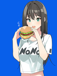  black_hair blue_background burger eating eyebrows_hidden_by_hair female food green_eyes haseneko highres holding holding_food idolmaster idolmaster_cinderella_girls long_hair looking_at_viewer midriff open_mouth shibuya_rin shirt short_sleeves simple_background solo upper_body white_shirt 