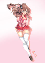 alternate_costume breasts brown_hair brown_shoes cosplay female green_eyes hand_on_own_hip highres kantai_collection kousaka_tamaki kousaka_tamaki_(cosplay) kuga_zankurou large_breasts loafers long_hair looking_at_viewer open_mouth pink_shirt red_sailor_collar red_skirt sailor_collar saratoga_(kancolle) shirt shoes sidelocks skirt smile solo thighhighs to_heart_(series) to_heart_2 white_thighhighs zettai_ryouiki 