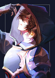  1boy arm_up armor banned_artist black_background black_gloves breastplate brown_hair commentary earrings fingerless_gloves frown gloves granblue_fantasy hood hood_up jewelry looking_at_viewer male_focus red_eyes sandalphon_(granblue_fantasy) shaded_face short_hair shoulder_armor sideways_glance solo teeth tsukumi_(tkmillust) upper_body 