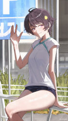  arm_support artist_name black_hair black_shorts chilakkk closed_mouth commentary_request female food-themed_hair_ornament hair_ornament hand_up highres lemon_hair_ornament looking_at_viewer make_heroine_ga_oo_sugiru! outdoors purple_eyes shirt short_hair short_shorts short_sleeves shorts sitting smile solo thighs very_short_hair waving white_shirt yakishio_lemon 