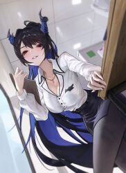  absurdres arm_support asymmetrical_horns black_hair black_pantyhose black_skirt blue_hair breasts ceiling cleavage clipboard collared_shirt colored_inner_hair demon_horns earrings female from_below high-waist_skirt highres holding holding_clipboard hololive hololive_english horns indoors jewelry large_breasts leaning_forward long_hair looking_at_viewer mole mole_under_eye multicolored_hair necklace nerissa_ravencroft nerissa_ravencroft_(casual) office office_lady pantyhose parted_bangs parted_lips pencil_skirt ponytail red_eyes shirt skirt solo table uneven_horns very_long_hair virtual_youtuber vyva white_shirt window 